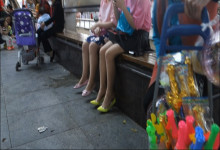Beautiful girls wear nylonfeet and flatshoes